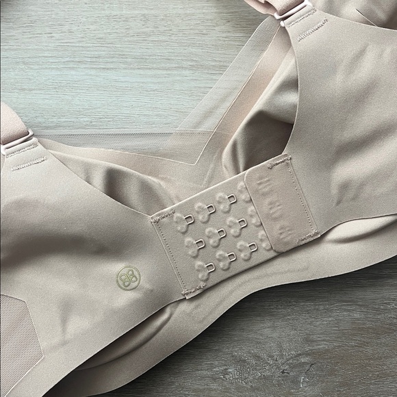 Two Honeylove CrossOver Bras - Picture 5 of 10